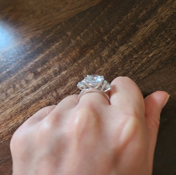 New! 3 Stone Sterling Silver 3 Stone Ring Size 9 Approx 7 Ct Center Stone - Picture 2 of 7